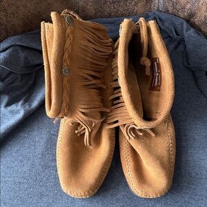 Minnetonka suede fringe ankle boots 8